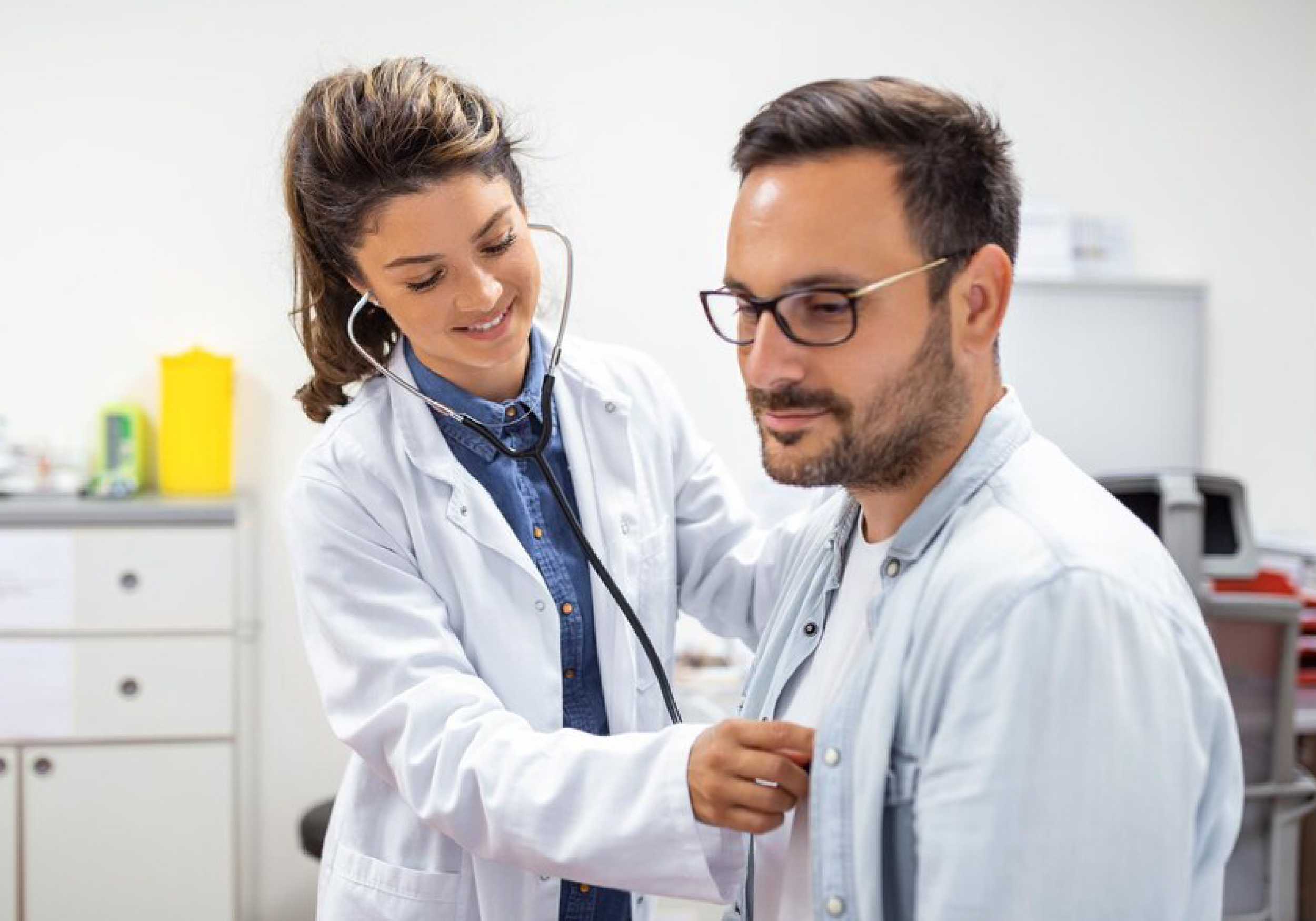 Médico cardiólogo realizando seguimiento a un paciente en consulta